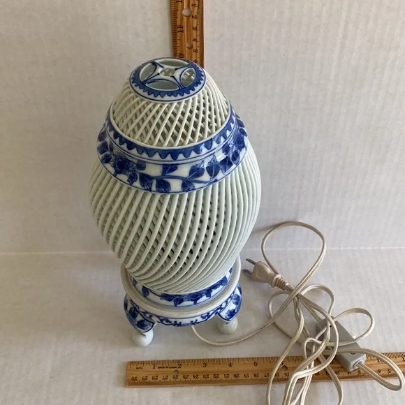 VNTG- Asian Blue & White Porcelain Lamp